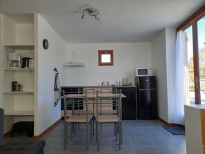 Fridge, microwave, oven, stovetop - Gîte des Millets en Baronnies - Rosans 05 (Rosans)