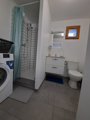Shower, hair dryer, towels, soap - Gîte des Millets en Baronnies - Rosans 05 (Rosans)