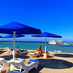 Spiaggia privata, sabbia bianca, ombrelloni, teli da spiaggia