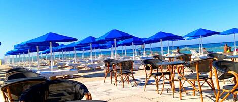Swim-up bar