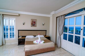 Minibar, laptop workspace, cots/infant beds, bed sheets - Davinci Beach Resort (Hurghada)