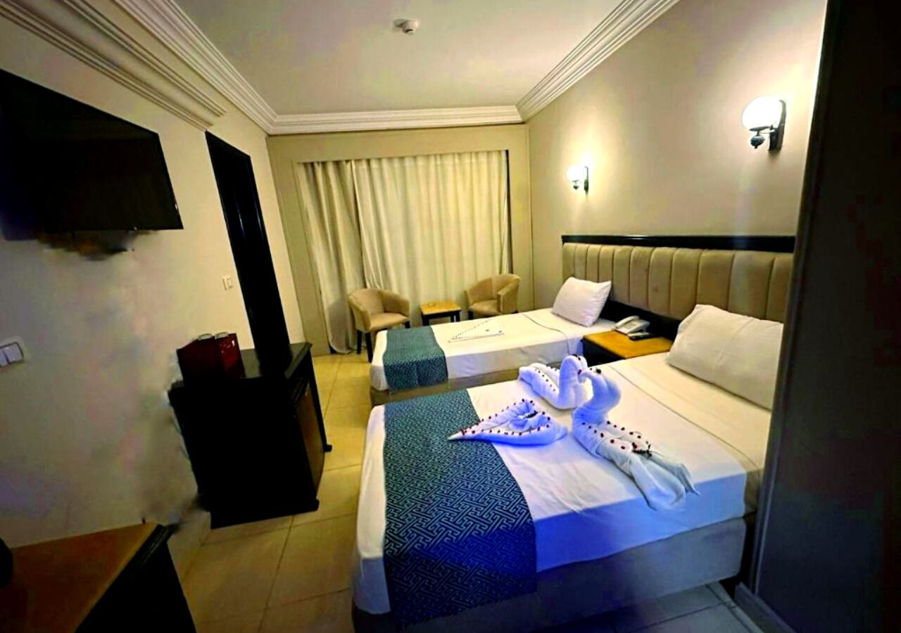 Minibar, espacio para trabajar con laptop, cunas y ropa de cama 