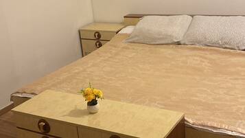 2 dormitorios, tabla de planchar con plancha, wifi gratis y ropa de cama