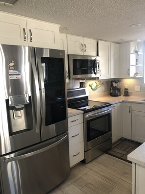 Refrigerador, microondas, horno y parrilla de estufa 
