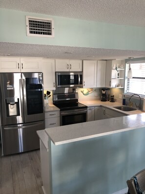 Frigorifero, microonde, forno, piano cottura