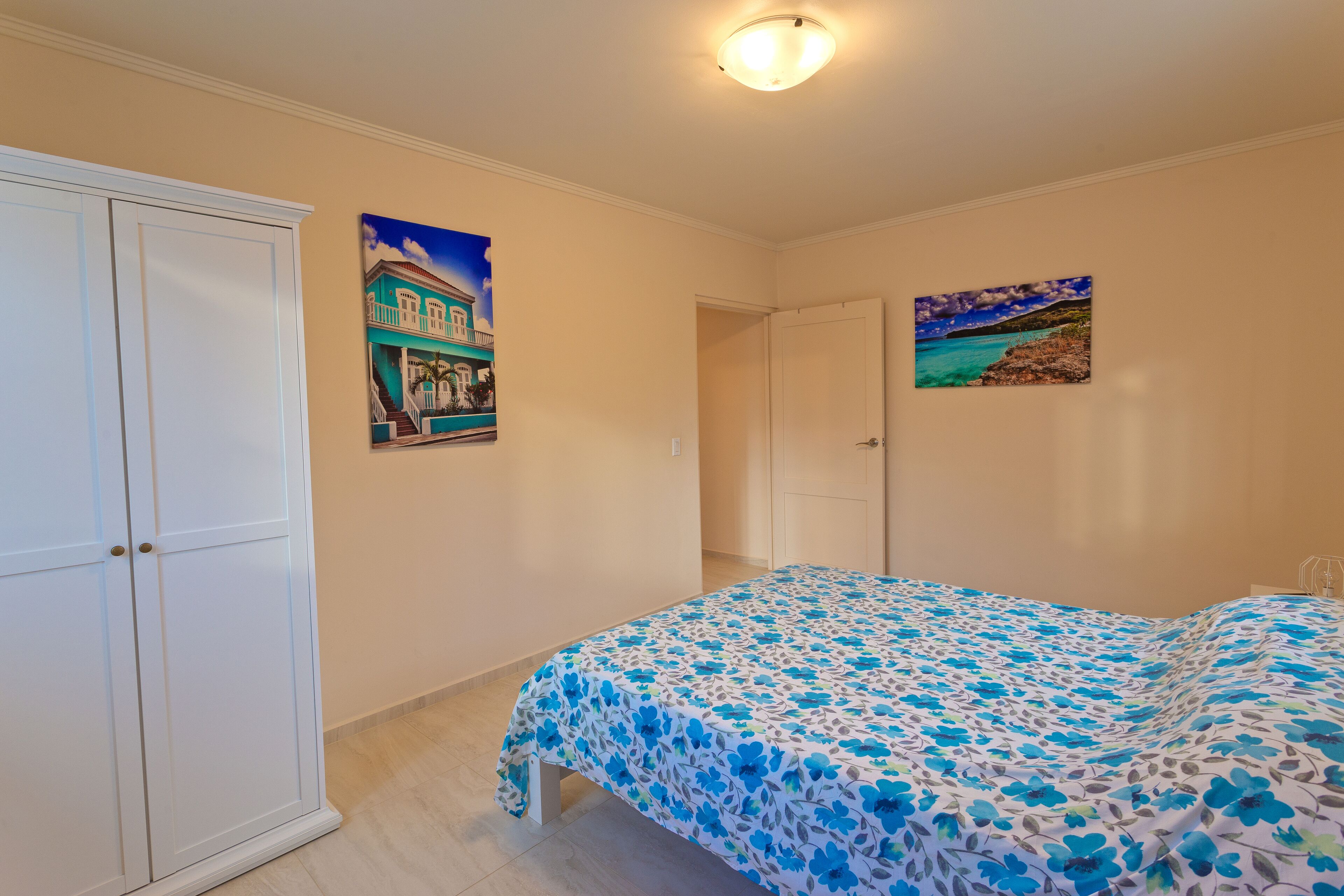 3 slaapkamers, een strijkplank/strijkijzer, reisbedje, gratis wifi