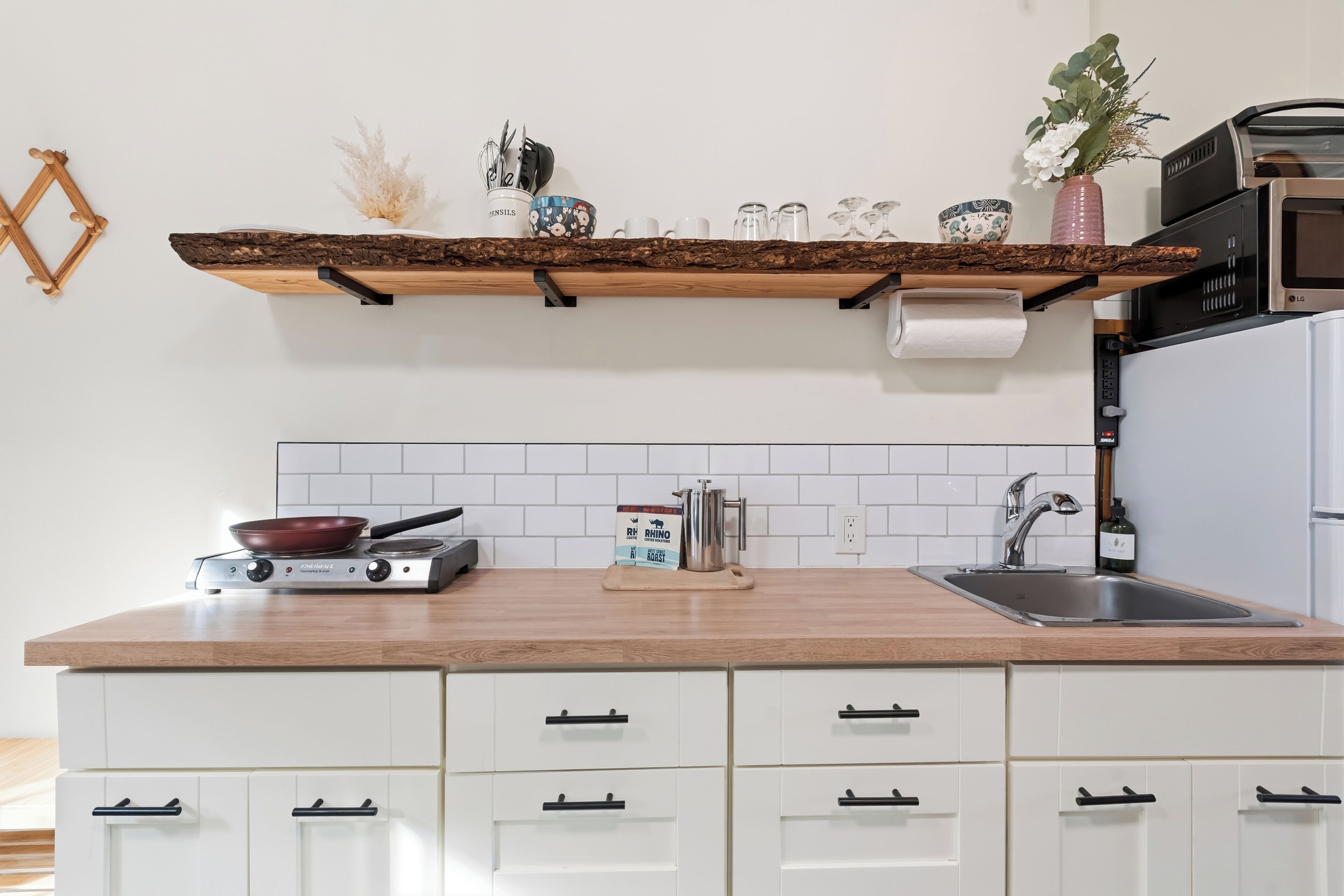 Réfrigérateur, micro-ondes, plaque de cuisson, cafetière/bouilloire