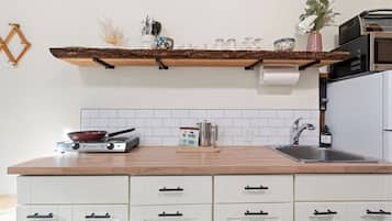 Réfrigérateur, micro-ondes, plaque de cuisson, cafetière/bouilloire