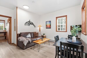 Smart TV, fireplace - Steps from the Beach! ~ Near Wild Pacific Trail! ⎮ Orca (Ucluelet)