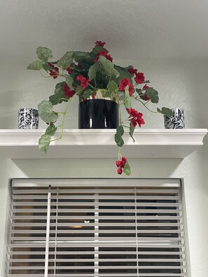 Design Room | 2 bedrooms, premium bedding, down comforters, pillowtop beds - The Tiny Cottage in The Springs (Altamonte Springs)