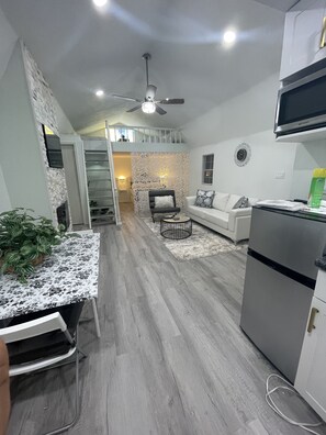 Design Room | Living area | 40-inch Smart TV with digital channels, TV - The Tiny Cottage in The Springs (Altamonte Springs)
