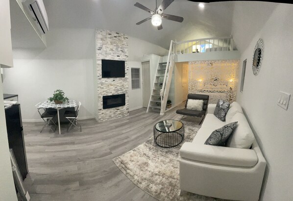 Design Room | Living area | 40-inch Smart TV with digital channels, TV - The Tiny Cottage in The Springs (Altamonte Springs)