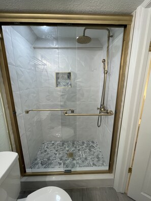 Design Room | Bathroom | Free toiletries, slippers, towels, soap - The Tiny Cottage in The Springs (Altamonte Springs)