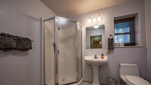 Combined shower/tub, towels - "The Hideout" Cabin 14 (Oden)
