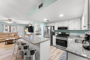 Frigorifero, microonde, forno, piano cottura