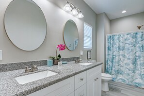 Regadera, secadora de cabello, toallas, jabón 