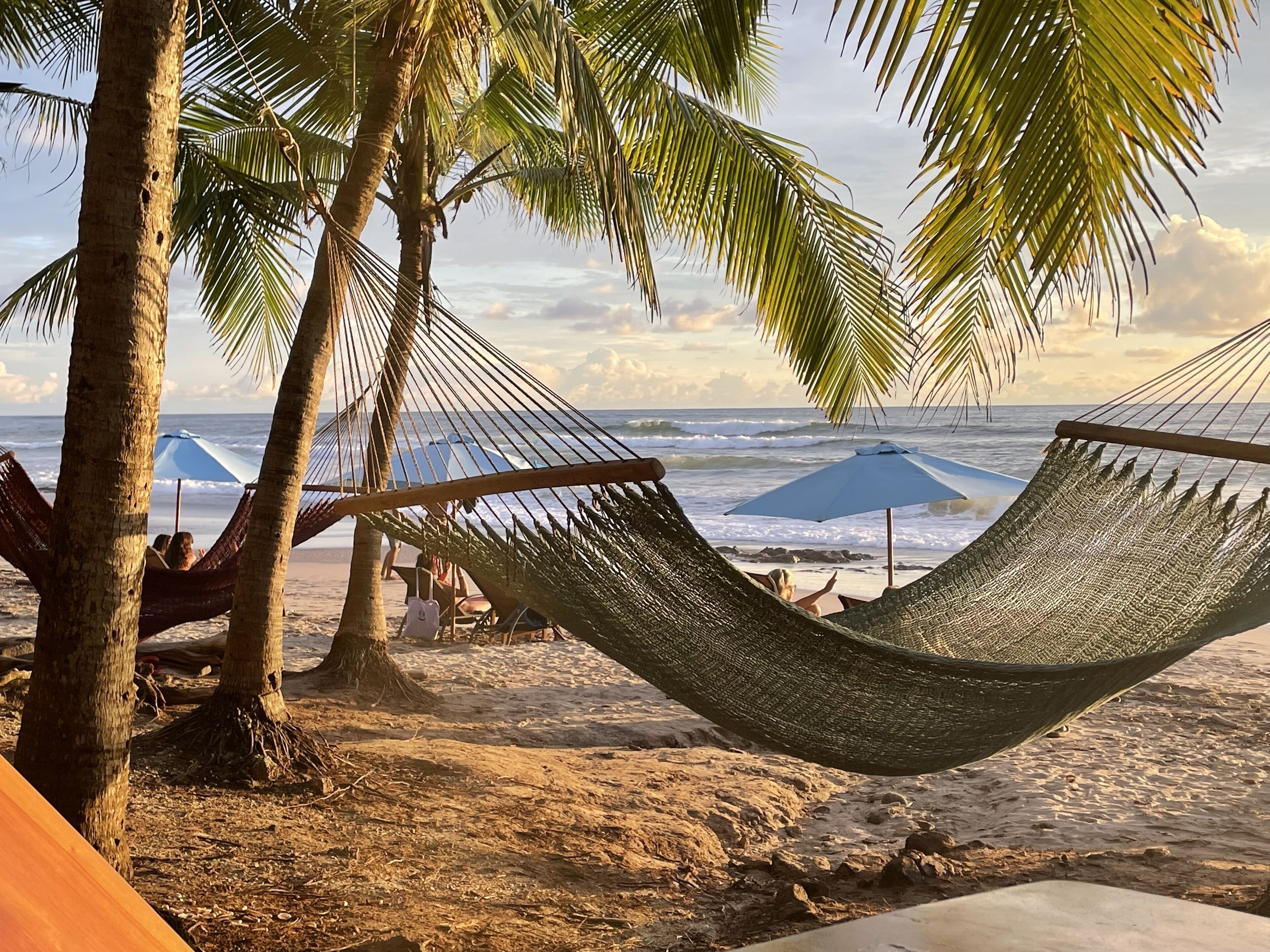 靠近海滩、沙滩椅、沙滩毛巾