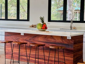 Een koelkast, een magnetron, een oven, een kookplaat