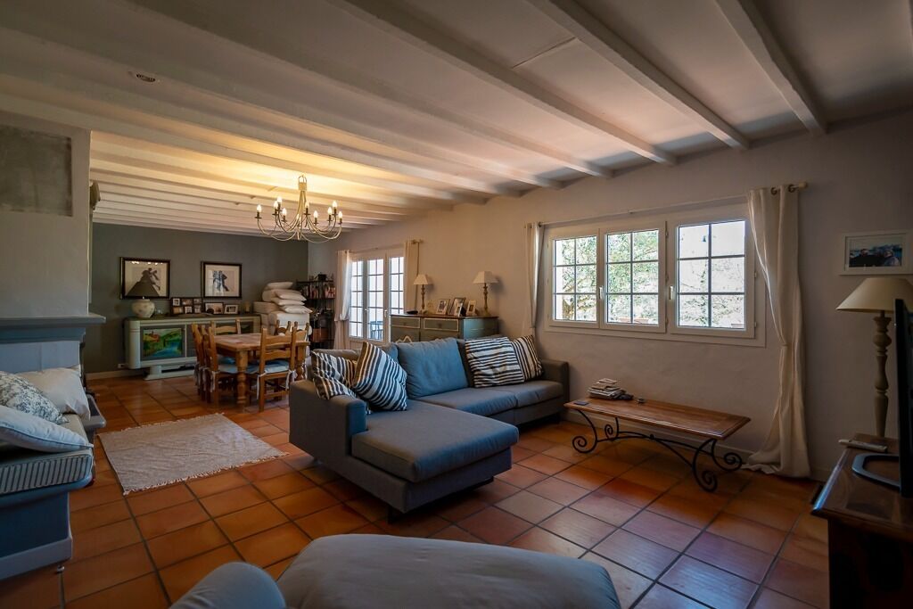 Een televisie, videogames en een tafeltennistafel