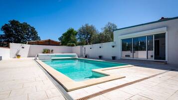 Een buitenzwembad, een verwarmd zwembad