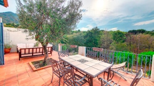 Spacious family home with large outdoor pool area, only 25 min from the beach