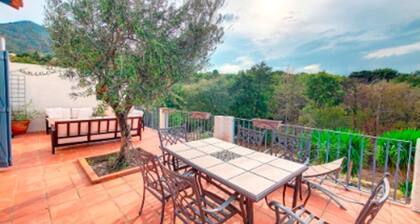 Spacious family home with large outdoor pool area, only 25 min from the beach