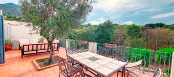 Spacious family home with large outdoor pool area, only 25 min from the beach