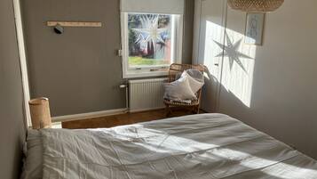 4 habitaciones, escritorio y tabla de planchar con plancha