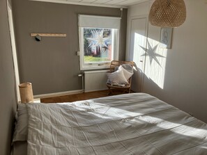 4 habitaciones, escritorio y tabla de planchar con plancha