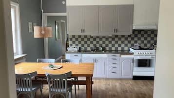 Geladeira, micro-ondas, fogĂŁo, cooktop