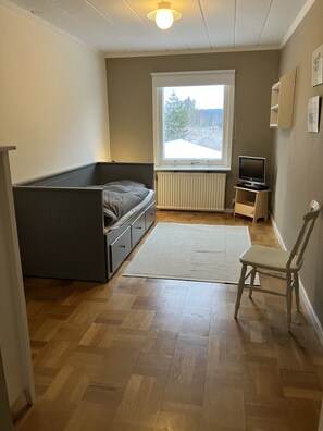 4 sovrum, skrivbord, strykjärn/strykbräda och resesäng