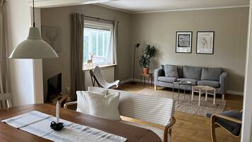 TV, DVD player, books, stereo