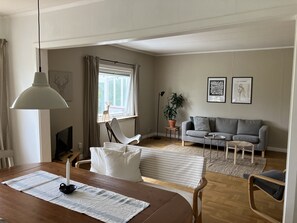 Televisión, reproductor de DVD, libros y estéreo