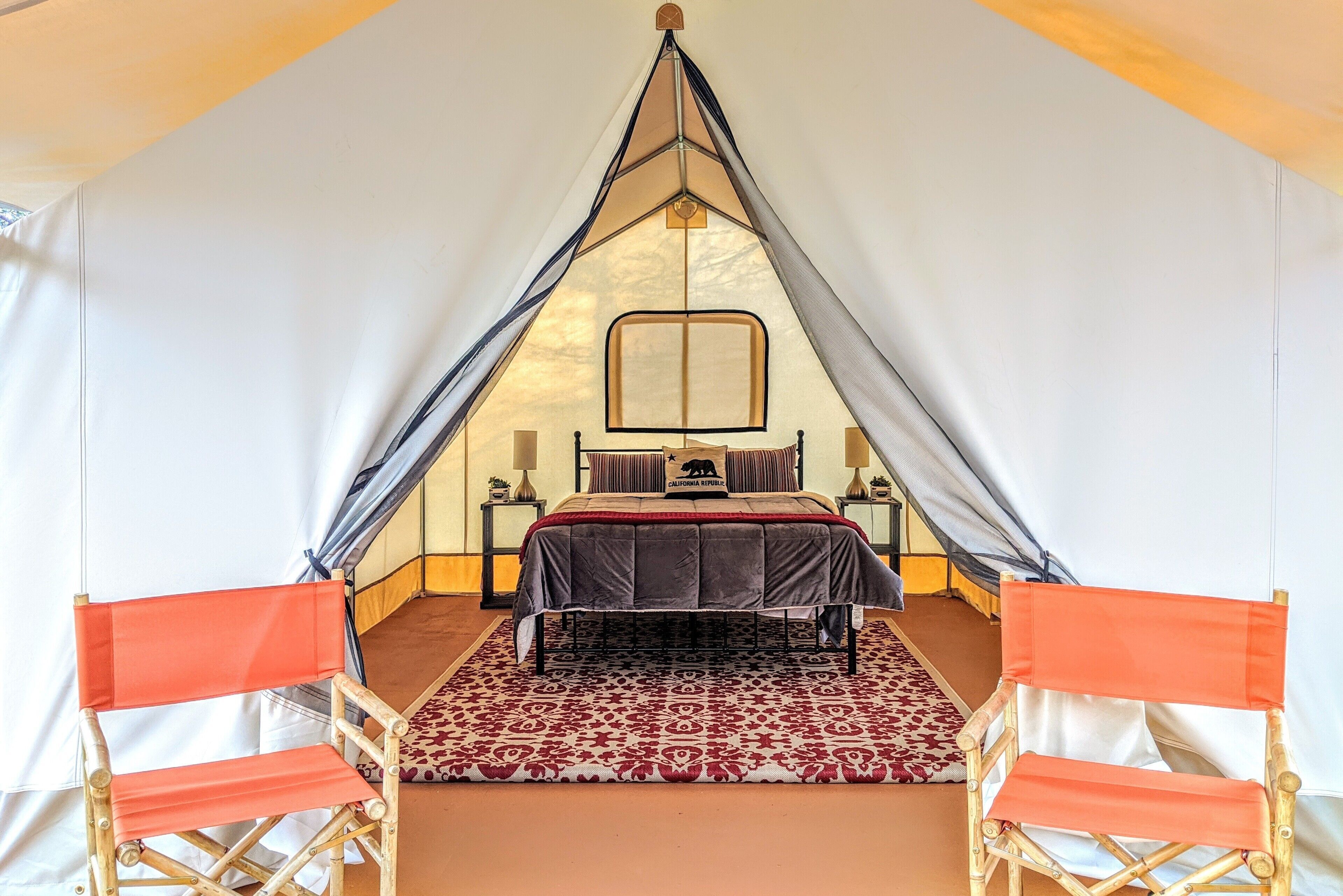 Espacio para trabajar con laptop, wifi gratis y ropa de cama 
