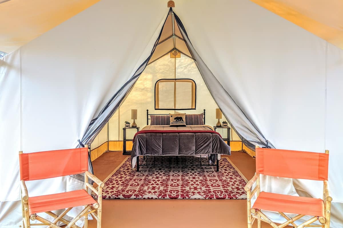 Espacio para trabajar con laptop, wifi gratis y ropa de cama