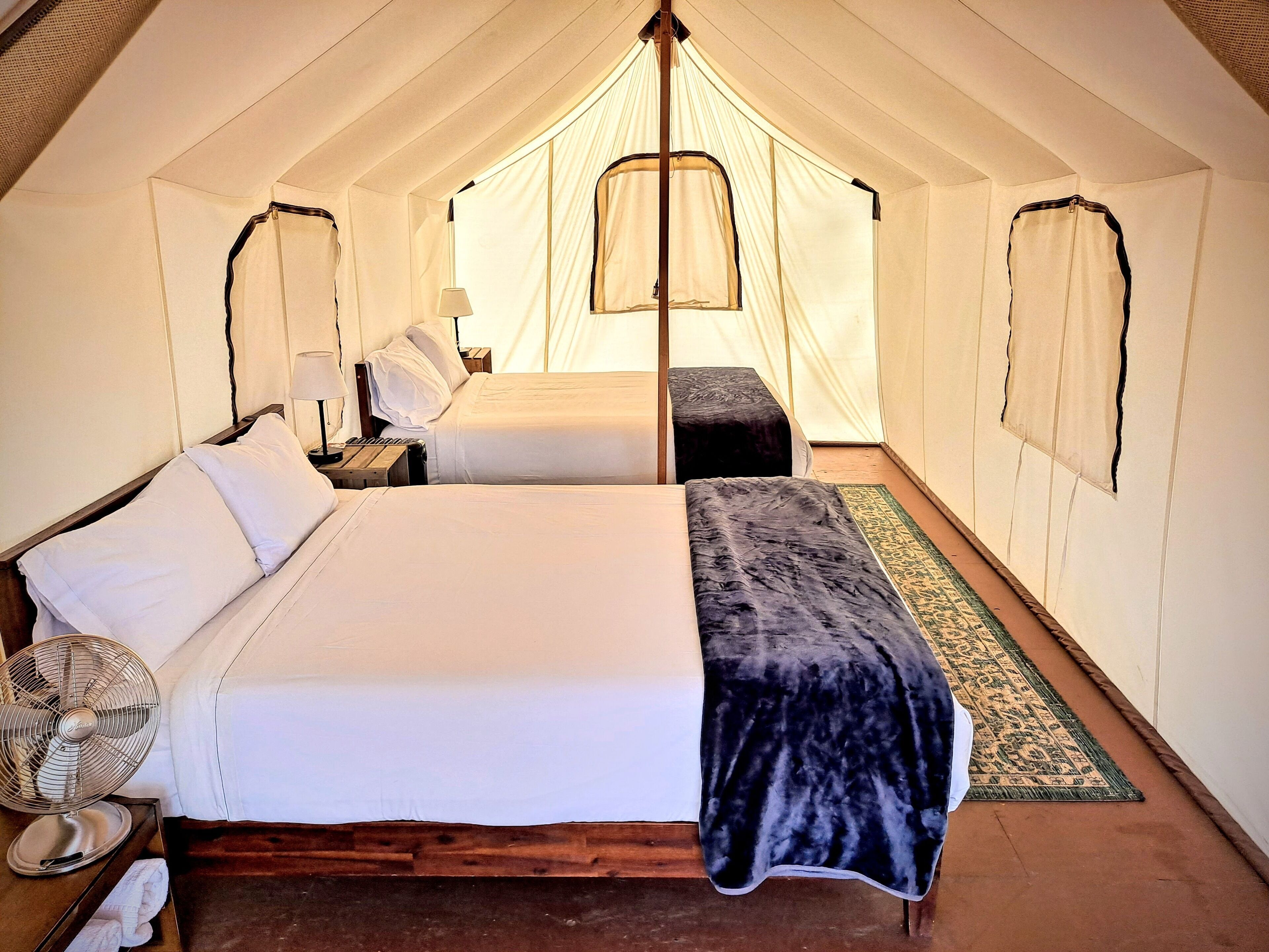 Espacio para trabajar con laptop, wifi gratis y ropa de cama 