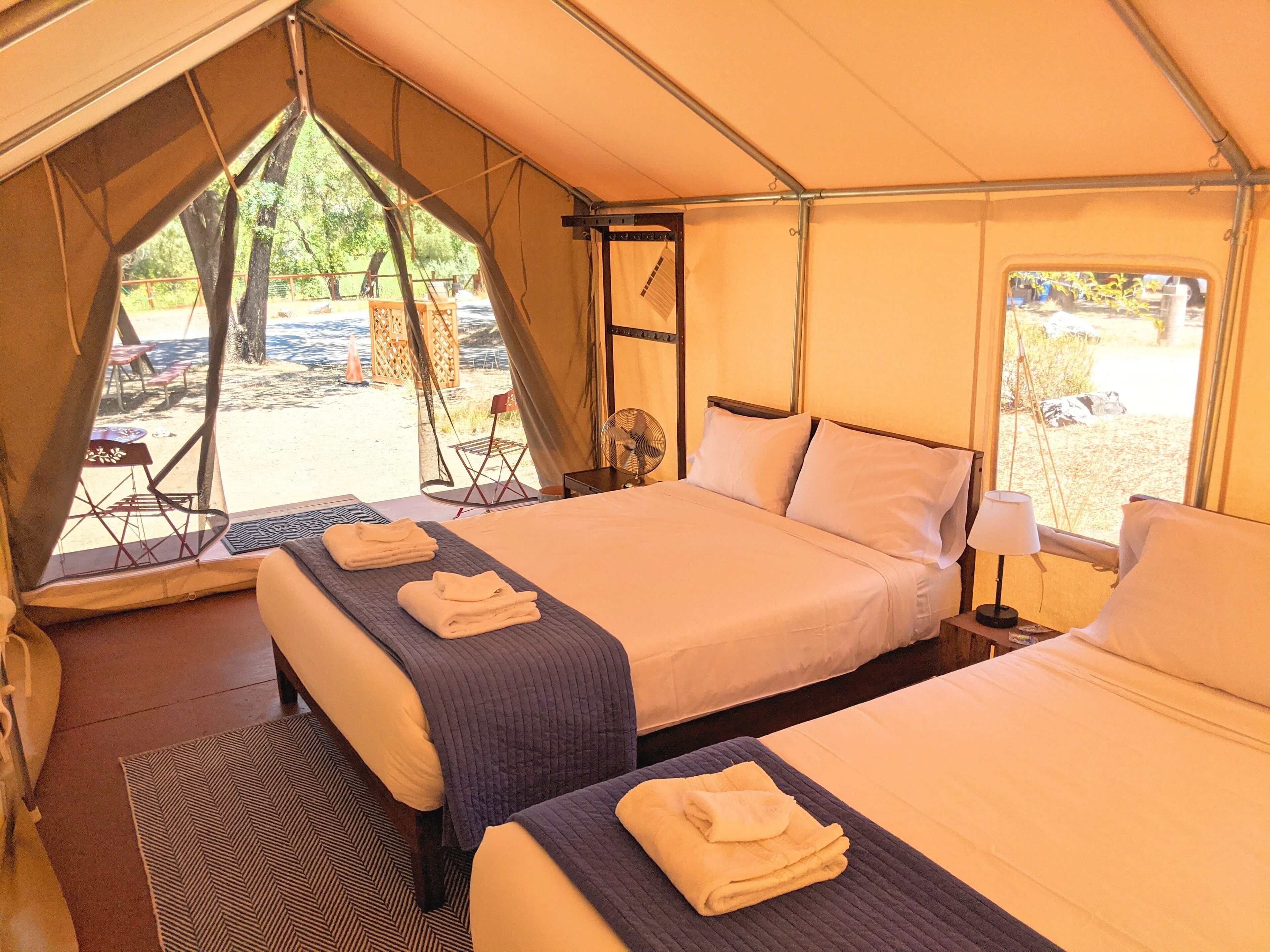 Espacio para trabajar con laptop, wifi gratis y ropa de cama 
