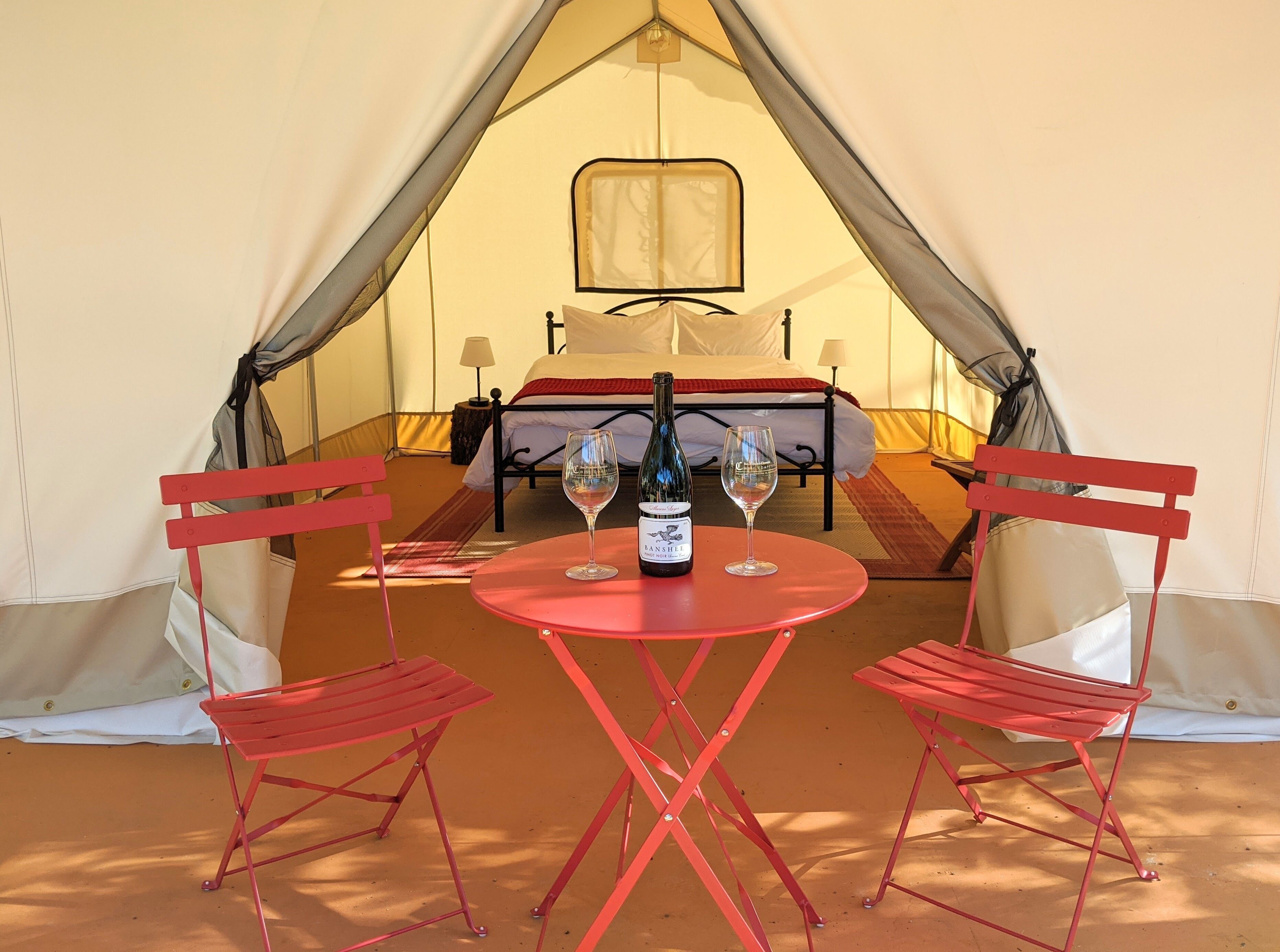 Espacio para trabajar con laptop, wifi gratis y ropa de cama 