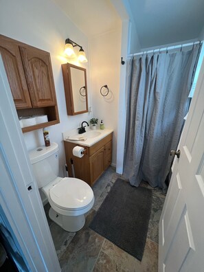 Moose Cabin | Bathroom | Shower, rainfall showerhead, designer toiletries, hair dryer