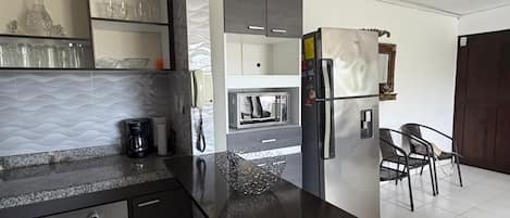 雪櫃、微波爐、焗爐、爐具