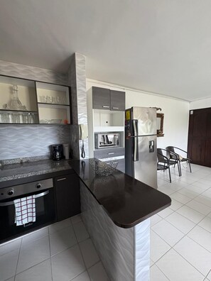 Refrigerador, microondas, horno y parrilla de estufa 