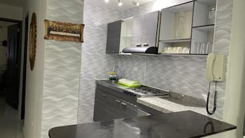 Refrigerador, microondas, horno y parrilla de estufa
