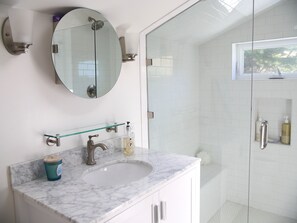 Dusche, Haartrockner, Handtücher, Seife