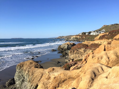 Charming modern bungalow w/ hot tub steps away from the beach