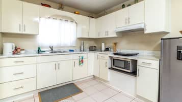 Kühlschrank, Mikrowelle, Herdplatte, Wasserkocher