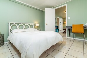 3 bedrooms, desk, iron/ironing board, free WiFi - 3 bedroom house w/ parking in a central location! (Tijuana)