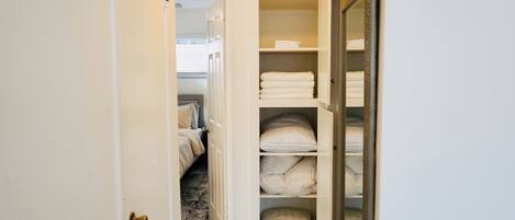 2 室のベッドルーム、デスク、アイロン / アイロン台、旅行用ベビーベッド