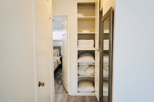 2 chambres, bureau, fer et planche à repasser, lit parapluie