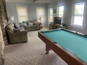Smart TV, DVD player, books, video library - Lakefront Cottage- big enough for your family,  plus more! (Harrison)