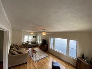 Smart TV, reproductor de DVD, libros y videoteca 